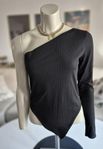 Svart body off shoulder * stl 38/40 * Boohoo