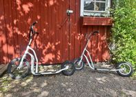 Två rejäla sparkcyklar med stora hjul