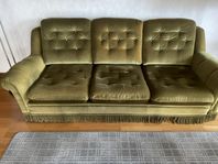 Grön plyschsoffa