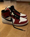 Nike Air Jordan 1 Mid Chicago