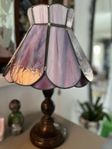Charmig bordslampa i Tiffanystil. Fint skick 