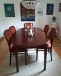 Matsalsbord i mörk mahogny