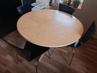Lite slitet bord och stolar 