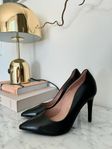svarta pumps i äkta läder storlek 40