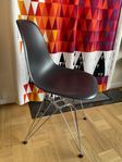 Eames Plastic Side Chair