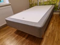 Säng 105 x 205 med ben i trä