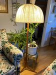 Golvlampa ek med tredelad fot, original lampskärm. 