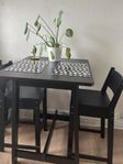 Barbord med 2 tillhörande stolar