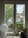 Spröjsade fönster, munblåst glas