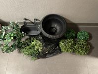 Konstväxter och krukor i plast