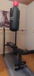 Träningsbänk. Boxsäck. Crosstrainer. 