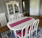 Gustaviansk matgrupp med vitrinskåp