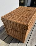 Stor vacker flätad korg