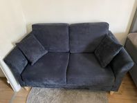 Mörkblå två sits soffa