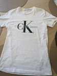 Vit t-shirt från Calvin Klein Jeans