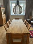 Matbord och stolar , Vitrinskåp och Byrå i massiv ek 