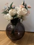 Elegant vas med vackra konstgjorda blommor 