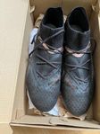 Puma fotbollsskor stl 41 