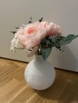  Söt vit vas med konstgjorda blommor