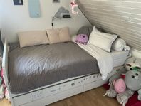 Enkelsäng med extrasäng samt förvaringslådor