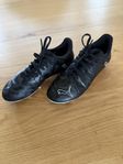 Puma Fotbollsskor strl 34