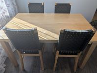 Bord och fyra stolar 