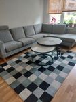 Soffa, soffbord och matta