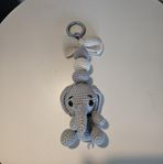 Virkat barnvagnshänge med elefant 100% 