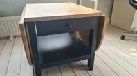 Soffbord, skrivbord m stol, fåtölj, tvbänk, golvlampor