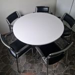 Matbord med karmstolar