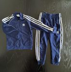Snygg Adidas track suit I storlek 4-5 år