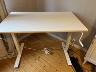 Höj och sänkbart skrivbord med vev.