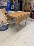 gammalt slagbord en trasig planka 