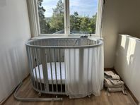 Stokke Sleepi spjälsäng + Mini + massa tillbehör 