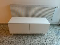 tv möbel. kan också sättas på väggen.