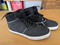 Svarta höga sneakers str 41 från SOC i fint skick 