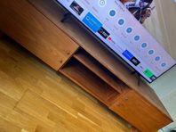 TV-bänk i massiv träfanér