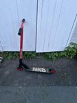 Röd NKD kickbike
