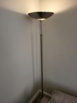 Klassiskt golvlampa i kromad metall