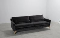 svart soffa med guldiga ben 