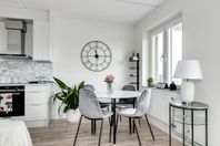 Matbord av glas + fyra stolar
