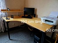 Skrivbord och kontorsstol