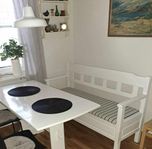 Fin och rejäl kökssoffa, samt ett fint klaffbord