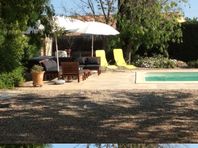 Fransk/skandinavisk villa med stor pool och trädgård