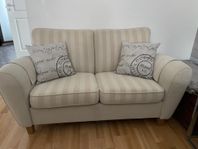 En tvåsittsig soffa