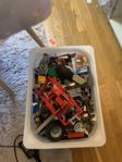 2 stora lådor med blandade lego bitar