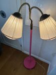 . GOLVLAMPA, trä och mässing, omkring 1900-talets mitt.