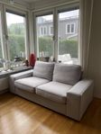 (GRATIS HEMLEVERANS) 2-SITS KIVIK SOFFA LJUSGRÅ