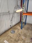 golvlampa i krome