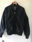 Svart bomberjacka- Alpha Industries